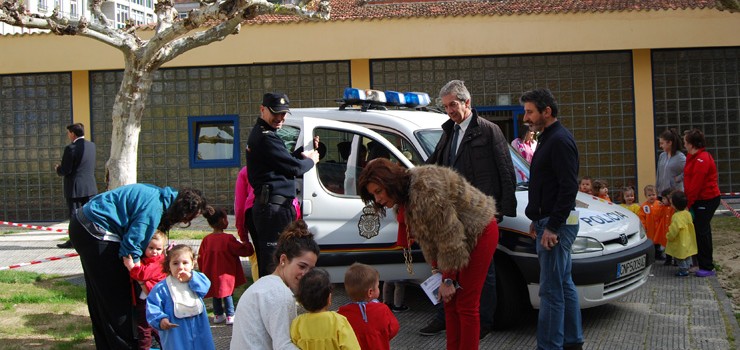 A Escola Infantil «Antela» recibe a visita da Policía