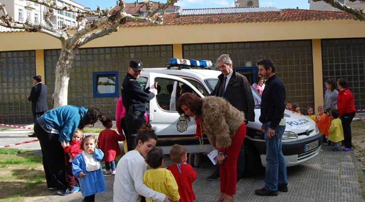 A Escola Infantil «Antela» recibe a visita da Policía