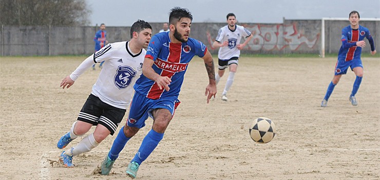 A grada chea para celebrar o ascenso