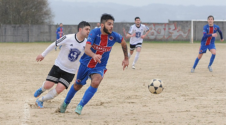 A grada chea para celebrar o ascenso