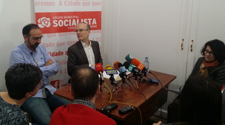 Os socialistas acusan de “cinismo político” ao alcalde por responsabilizalos dos retrasos do AVE
