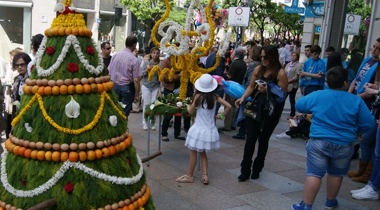 O Concello de Ourense promociona o ciclo festivo e cultural dos Maios en Santiago e A Coruña