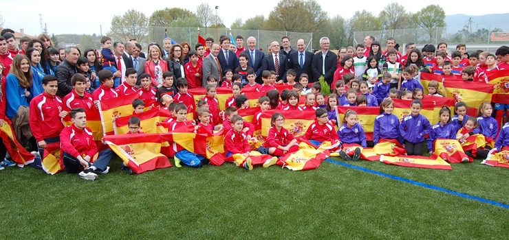 Del Bosque inaugura o renovado campo de fútbol de Maceda