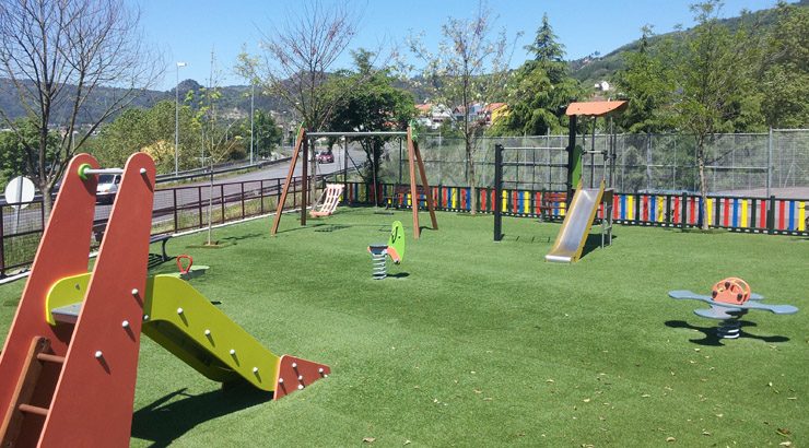 O parque infantil da estación de autobuses refórmase para previr as descargas de electricidade estática