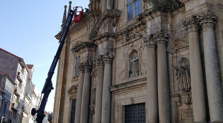 Eliminada a maleza da fachada da Igrexa de Celanova