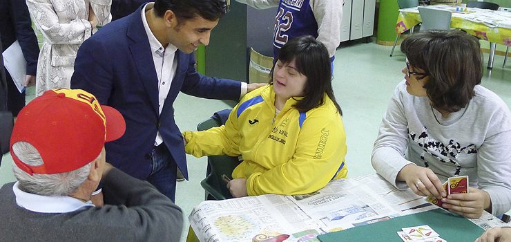 Rey Varela  amosa o compromiso da Xunta cos  menores e discapacitados