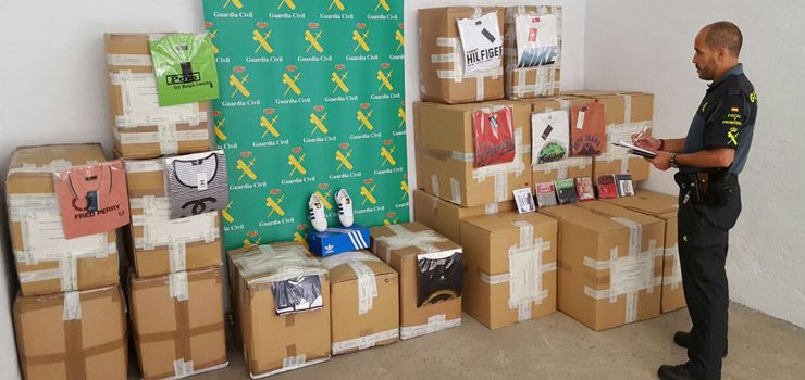 La Guardia Civil de Verín intercepta ropa falsificada por valor de 91.000 euros