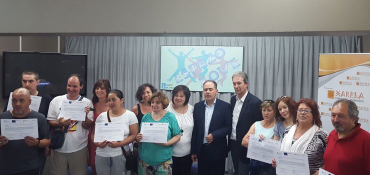 O director xeral de Inclusión Social entrega os diplomas dos cursos de Xarela