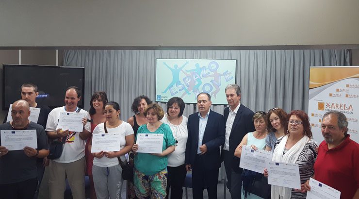 O director xeral de Inclusión Social entrega os diplomas dos cursos de Xarela