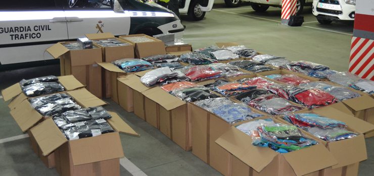 Dos detenidos en Verín por distribución de ropa falsificada