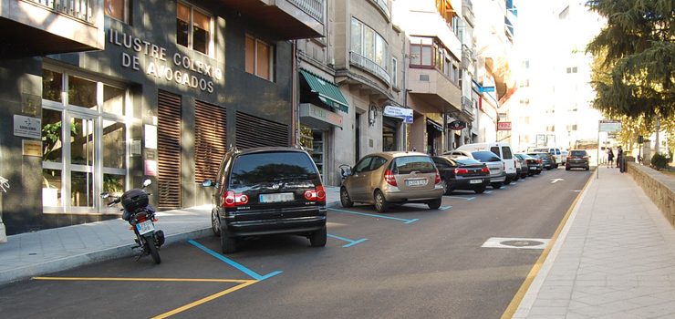 Os aparcamentos da rúa Concello volverán ser en liña