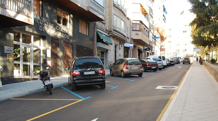 Os aparcamentos da rúa Concello volverán ser en liña