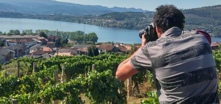 O fotógrafo italiano Matteo Bertolino inmortaliza en Cenlle o viño e a vendima