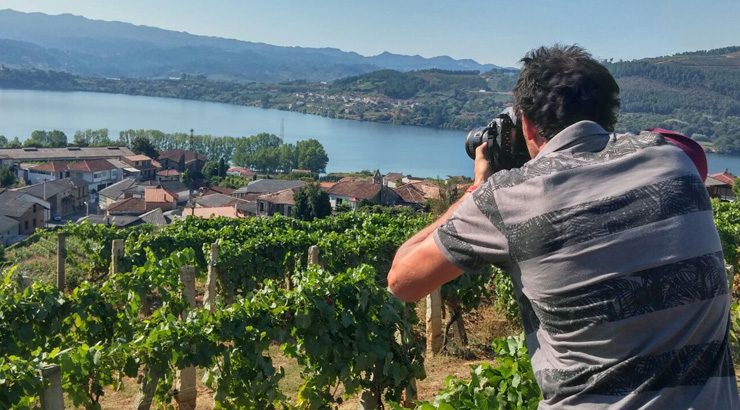 O fotógrafo italiano Matteo Bertolino inmortaliza en Cenlle o viño e a vendima