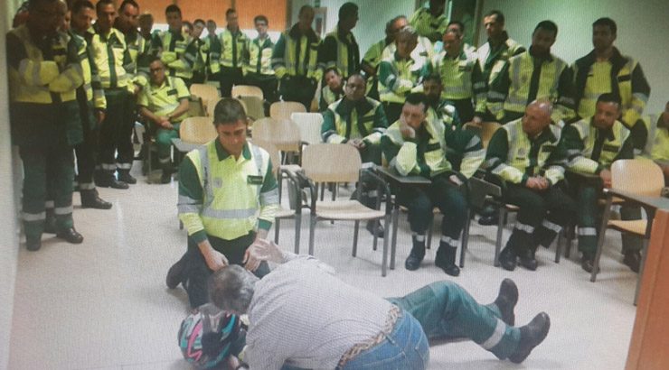 Un médico instruye a miembros de la Guardia Civil