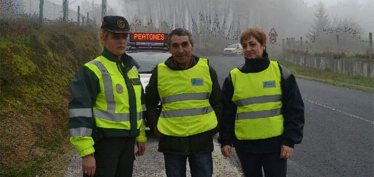 DGT y Guardia Civil de Tráfico reparten chalecos a peatones