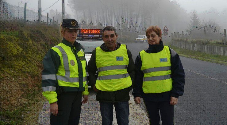 DGT y Guardia Civil de Tráfico reparten chalecos a peatones