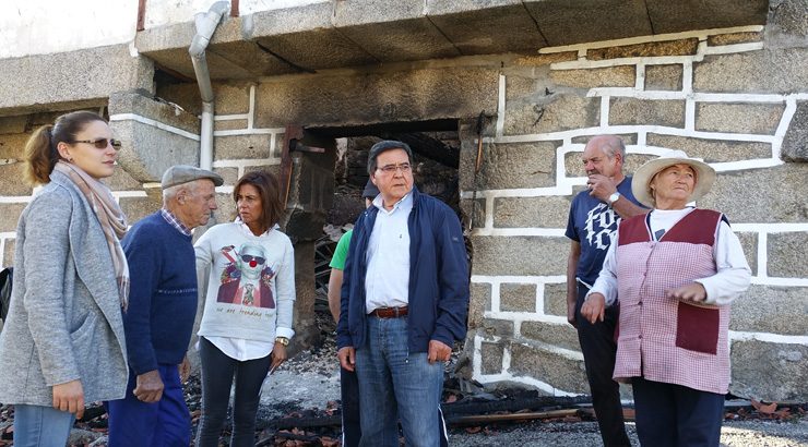 A delegada da Xunta visita as zonas afectadas polos lumes