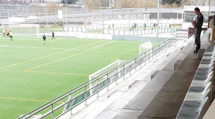 O campo de fútbol Miguel Ángel do Pavillón de Os Remedios estrea asentos da súa grada
