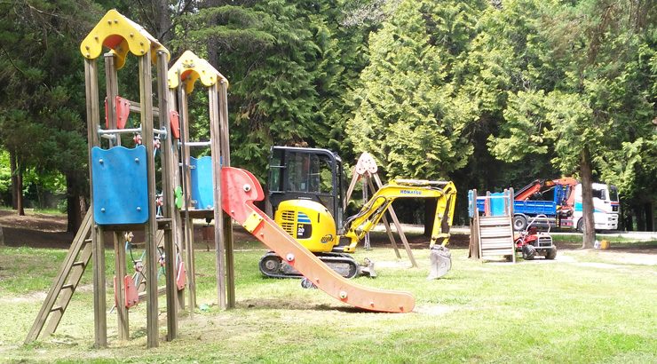 Renóvase a zona de xogos infantís do parque municipal do Carballiño