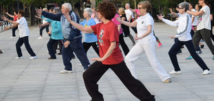 Cen persoas practican taichi no Posío