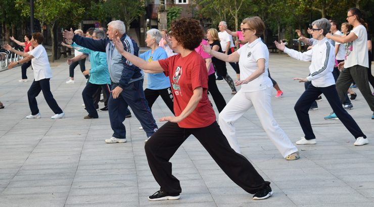 Cen persoas practican taichi no Posío