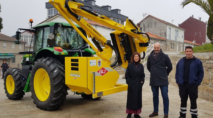 Bande conta cun tractor para a prevención de incendios