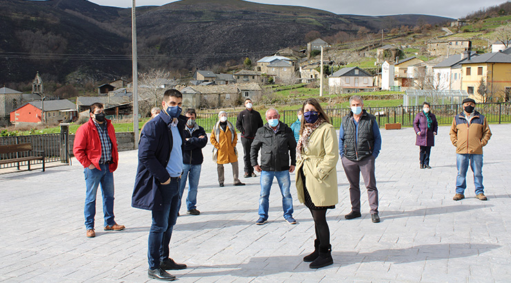 Medio Ambiente, Territorio e Vivenda pavimenta a praza da Castiñeira de Vilariño de Conso