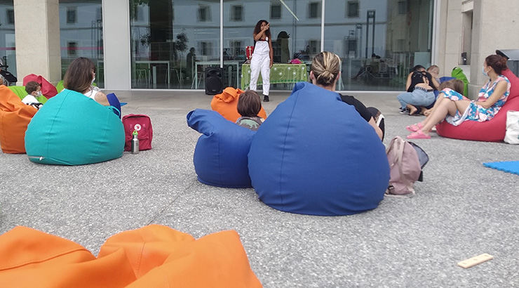 Obradoiros e bebecontos no mes de agosto na biblioteca de Ourense