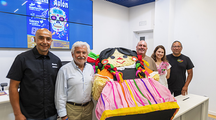 Avión homenaxea aos emigrantes mexicanos