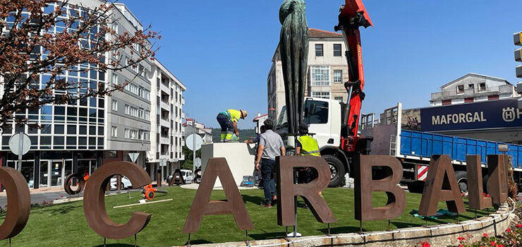 Unha escultura conmemora a internacionalidade da Festa do Pulpo