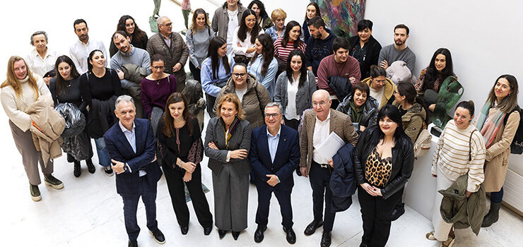 A Deputación recoñece o “labor esencial” das persoas coidadoras coa presentación dunha guía práctica de apoio en colaboración co Sergas