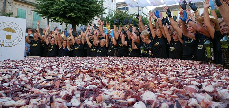 610 quilos de pulpo para a tapa máis grande 610 quilos de pulpo para a tapa máis grande