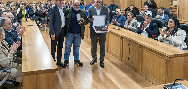 Xinzo de Limia entrega a Xosé Manuel García Lorenzo a Medalla do Concello polos seus quince anos á fronte do CEIP Rosalía de Castro